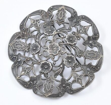 Ezüst(Ag) virágos bross, jelzett, d: 5,5 cm, nettó: 9,5 g
