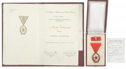 1985. 'Munka Érdemrend bronz fokozata' zománcozott bronz kitüntetés mellszalagon, miniatűrrel szalagsávon, adományozói okirattal, tokban T:1- a tok kissé sérült NMK 601.