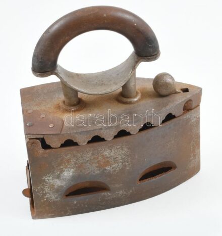 Öntöttvas szenes vasaló, javított, rozsdás, h: 20 cm
