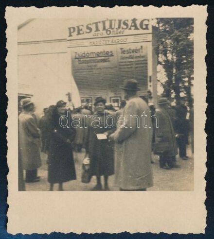 1941 Budapest, Nemzetközi Vásár, Pesti Újság standja, 'Zsidómentes Magyarországért', fotó, sarkán törésnyom, 7×6 cm