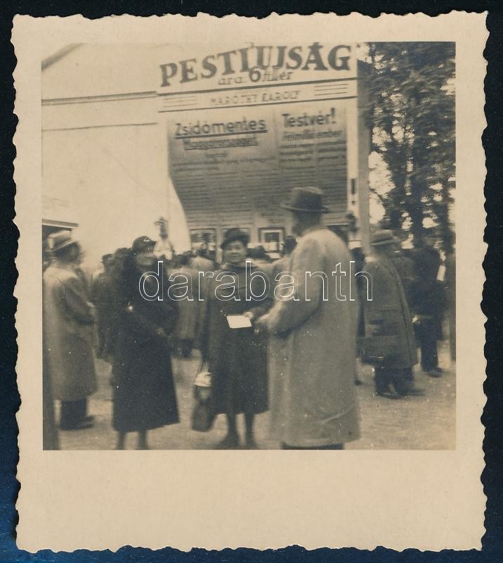 1941 Budapest, Nemzetközi Vásár, Pesti Újság standja, 'Zsidómentes Magyarországért', fotó, sarkán törésnyom, 7×6 cm