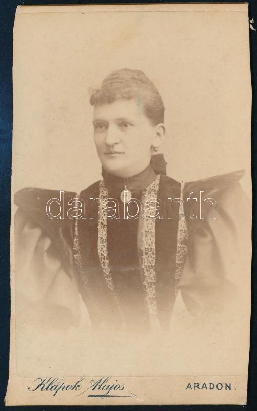 cca 1870 Elegáns hölgy portréja, keményhátú fotó Klapok Alajos aradi műterméből, vágott karton, 10,5×6,5 cm