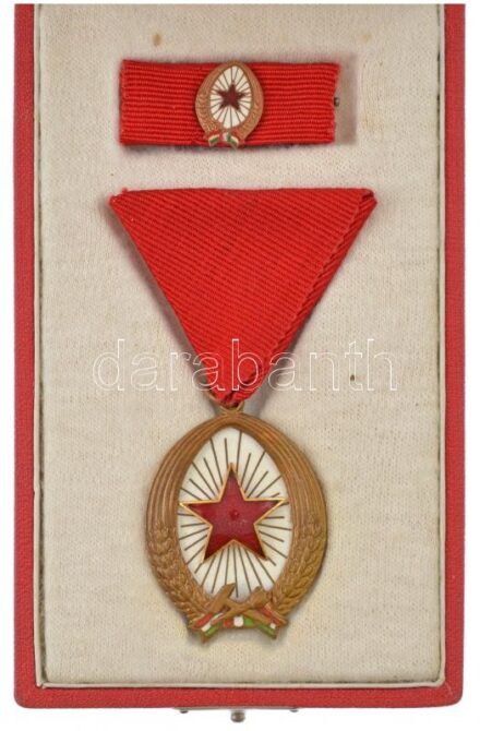 1964. 'A Munka Érdemrend' bronz fokozata, zománcozott bronz kitüntetés mellszalagon, miniatűrrel és szalagsávval, tokban T:1-