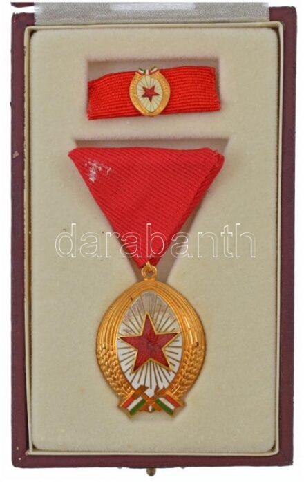1985. 'A Munka Érdemrend' arany fokozata, aranyozott és zománcozott bronz kitüntetés mellszalagon, miniatűrrel szalagsávon, kopottas eredeti tokban T:2 NMK 599.