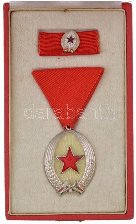 1964. 'A Munka Érdemrend' ezüst fokozata, zománcozott, ezüstözött bronz kitüntetés mellszalagon, miniatűrrel és szalagsávval, ragasztónyomos, sérült tokban T:1- patina NMK 600.