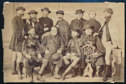cca 1880 Férfiak csoportképe, fotó gyűrődésekkel, szélei visszahajtva, 6,5×10 cm