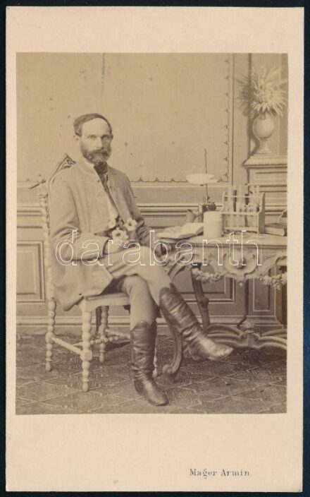 cca 1865 Férfi kémcsövekkel, keményhátú fotó Mager Ármin komáromi műterméből, 10,5×6,5 cm