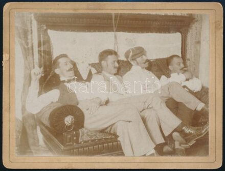 cca 1910 Urak kanapén, kartonra ragasztott fotó, 9×12 cm