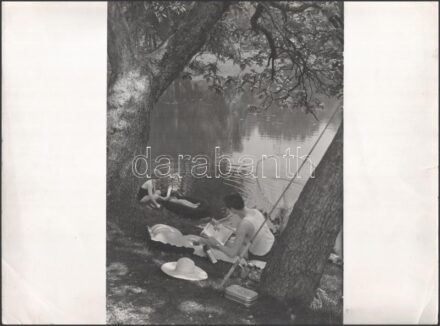 Járai Rudolf (1913-1993): Parton, feliratozott, pecséttel jelzett MTI sajtófotó, szélein törésnyomok, 30×40 cm