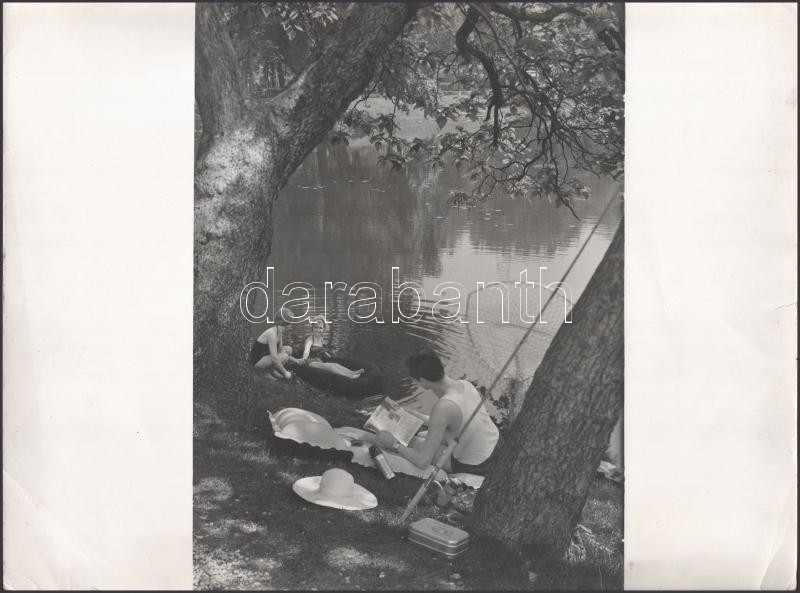 Járai Rudolf (1913-1993): Parton, feliratozott, pecséttel jelzett MTI sajtófotó, szélein törésnyomok, 30×40 cm