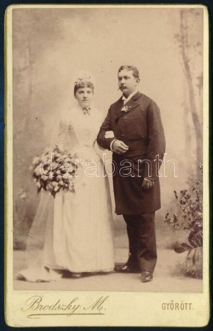 cca 1880 Kézdi-Kovács Dezső (?-1906), Kézdi Kovács László (1864-1942) festőművész testvérének és feleségének, Mária házasságkötéskor készült felvétele, keményhátú fotó Brodszky M. Győri műterméből, 10,5x6,5 cm