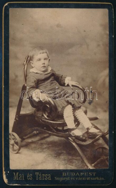 cca 1880 Kisgyerek egészalakos portréja, Kézdi Kovács László (1864-1942) rokonáról készült felvétel, a kor divatja szerinti elegáns öltözékben, keményhátú fotó Mai és Társa műterméből, kissé kopott, 10,5x6,5 cm