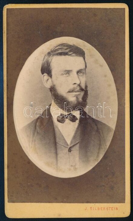 cca 1870 Beazonosításra váró fiatal férfi portréja, porcelánkép utánzatú keményhátú fotó Silberstein veszprémi műterméből, proveniencia: Kézdi Kovács László (1864-1942) festőművész hagyatéka, kissé kopott, 10×6 cm