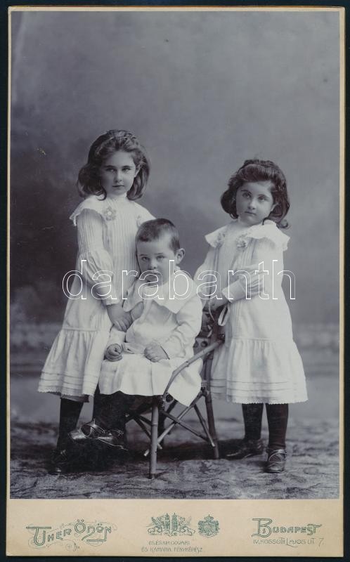 cca 1910 Testvérek portréja, keményátú fotó Uher Ödön budapesti műterméből, 21×13 cm