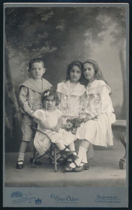 cca 1910 Gyerekek műteremben, keményátú fotó Uher Ödön budapesti műterméből, szecessziós hátlappal, 21×13 cm