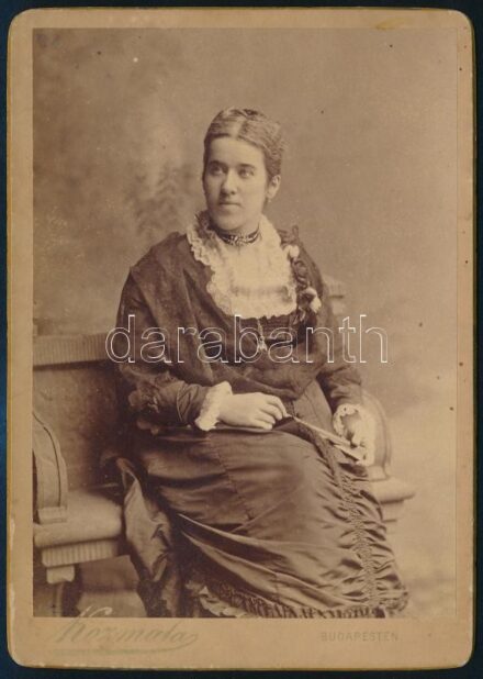 cca 1880 Női portré, keményhátú fotó Kozmata budapesti műterméből, 15,5×11 cm