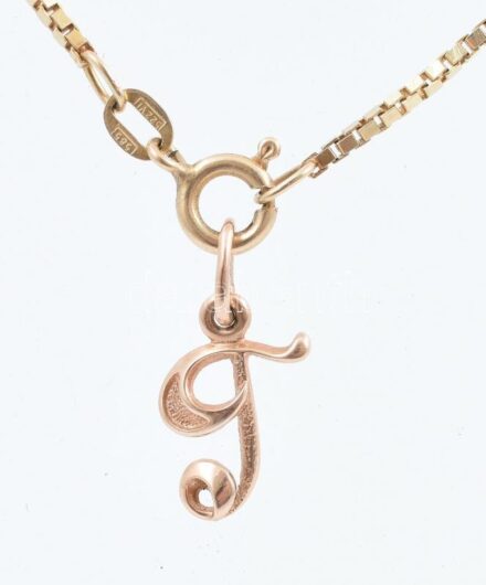 14K arany (Au) nyaklánc T medállal, jelzett, nettó: 9 g, h: 49,5 cm
