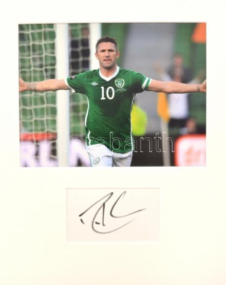 Robbie Keane (1980- ) ír válogatott labdarúgó autográf aláírása, fotóval paszpartuban összeállítva, tanúsítvánnyal, teljes méret: 40x30 cm / Autograph signature of Robbie Keane (1980- ) Irish football player, in a mount with photo,