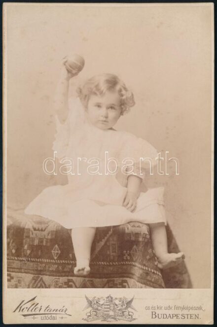 cca 1880 Kisgyerek labdával, keményhátú fotó Koller budapesti műterméből, 17×11 cm