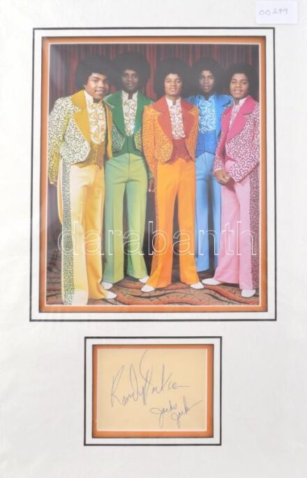 Randy Jackson (1961- ) és Jackie Jackson (1951- ) amerikai zenészek, a The Jackson 5 (később The Jacksons) együttes két tagjának autográf aláírása, fotóval paszpartuban összeállítva, tanúsítvánnyal, teljes méret: 44x28 cm /