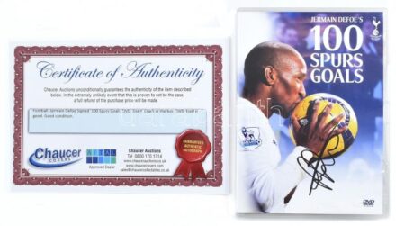 Jermain Defoe (1982- ) angol válogatott labdarúgó által aláírt DVD (Jermain Defoe's 100 Spurs Goals), eredeti tokjában (a lemez és a tok is aláírt), tanúsítvánnyal / Jermain Defoe's 100 Spurs Goals DVD signed by English footballer