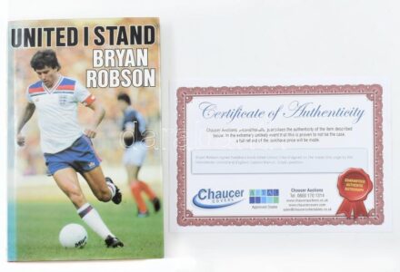 Bryan Robson (1957- ) angol labdarúgó és edző által dedikált életrajzi könyv (Bryan Robson: United I Stand. London, 1984, Pelham Books). Jó állapotban, tanúsítvánnyal / Biography book signed by Bryan Robson English football player and