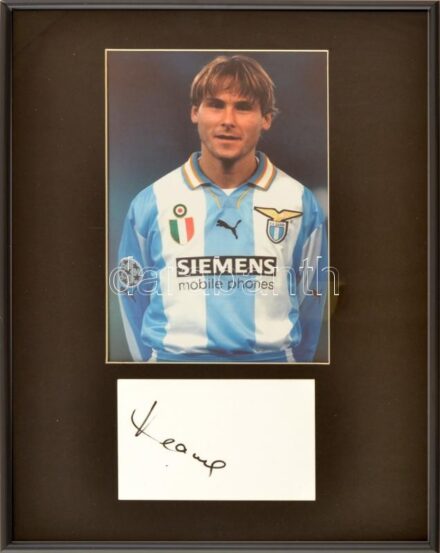Pavel Nedved (1972- ) cseh labdarúgó, az SS Lazio volt játékosának autográf aláírása, fotójával, paszpartuban, üvegezett keretben, tanúsítvánnyal, teljes méret: 41x31 cm / Autograph signature of Pavel Nedved Czech footballer, former
