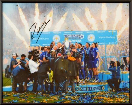 Claudio Ranieri (1951- ) olasz labdarúgóedző, a Leicester City volt vezetőedzőjének autográf aláírása, a 2015-2016-os Premier League-szezonban általa vezetett győztes csapatot ábrázoló fotón. Üvegezett keretben, tanúsítvánnyal,