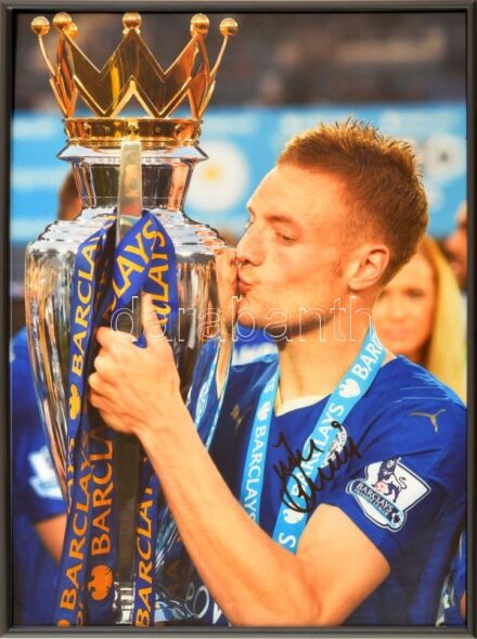 Jamie Vardy (1987- ) angol válogatott labdarúgó, a Leicester City játékosának (a 2015-2016-os Premier League-szezon győztes csapatának tagja) autográf aláírása őt ábrázoló fotón, üvegezett keretben, tanúsítvánnyal, 40x30 cm /