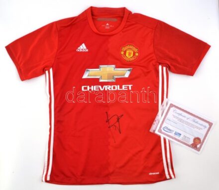 Juan Mata (Juan Manuel Mata García, 1988- ) spanyol labdarúgó, a Manchester United volt játékosa által aláírt Manchester United mez, XL-es méret, újszerű állapotban, tanúsítvánnyal / Manchester United jersey signed by Juan Mata (Juan
