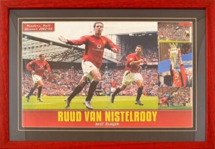 Ruud van Nistelrooy (1976- ) holland labdarúgó, a Manchester United volt játékosának autográf aláírása őt ábrázoló poszteren (a 2002-2003-as Premier League szezonból, amelyben az év játékosának választották). Paszpartuban,