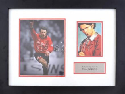 Ryan Giggs (1973- ) walesi labdarúgó, a Manchester United volt játékosának autográf aláírása őt ábrázoló fotón, paszpartuban összeállítva, üvegezett keretben, tanúsítvánnyal, teljes méret: 52x42 cm / Autograph signature of