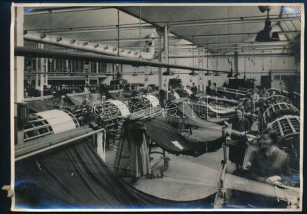 cca 1940 Szövöde, pecséttel jelzett Magyar Filmiroda fotó, sarkain gyűrődések, 12,5×17,5 cm