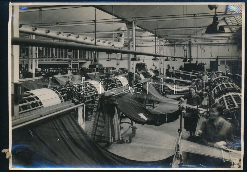 cca 1940 Szövöde, pecséttel jelzett Magyar Filmiroda fotó, sarkain gyűrődések, 12,5×17,5 cm