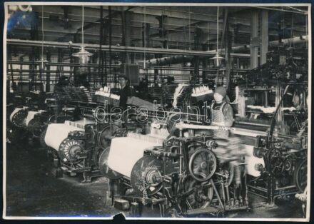 cca 1940 Szövöde, pecséttel jelzett Magyar Filmiroda fotó, sarkain gyűrődések, kis hiány, 12,5×17,5 cm