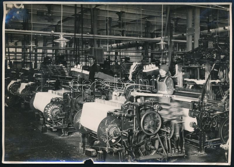 cca 1940 Szövöde, pecséttel jelzett Magyar Filmiroda fotó, sarkain gyűrődések, kis hiány, 12,5×17,5 cm