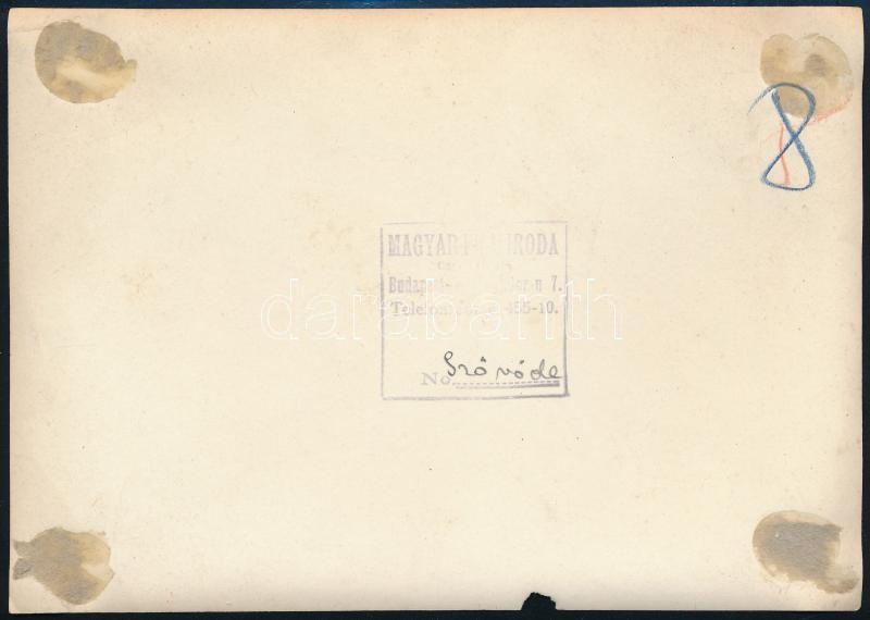 cca 1940 Szövöde, pecséttel jelzett Magyar Filmiroda fotó, sarkain gyűrődések, kis hiány, 12,5×17,5 cm - Image 2