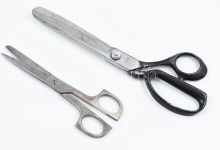 2 db fém olló, észak-koreai (D.P.R.K.) gyártmányú szabóolló + kisebb jelzett acél olló, kopásnyomokkal, h: 22,5 cm és 15,5 cm