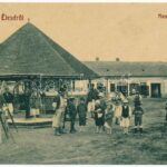 Élesd, Alesd; Kossuth tér, kút, Klein Bernáth és Jakabfi Jakab üzlete, Sándor Mór nyomdája, papírkereskedése és saját kiadása. W.L. 295. / square with well and shops (fa)