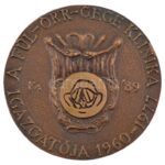 Kalmár Márton (1946-) 1989. 'Szabon József emlékérem / A fül-orr-gége klinika igazgatója 1960-1977' kétoldalas bronz emlékérem (90mm) T:1-,2 ph - Image 2