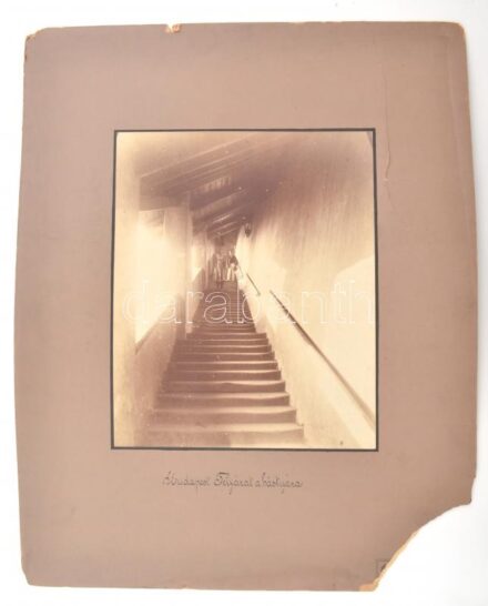 cca 1900 Budapest, feljárat a bástyára, kartonra kasírozott fotó, feliratozva, sérült, hiányos karton, 29×23 cm