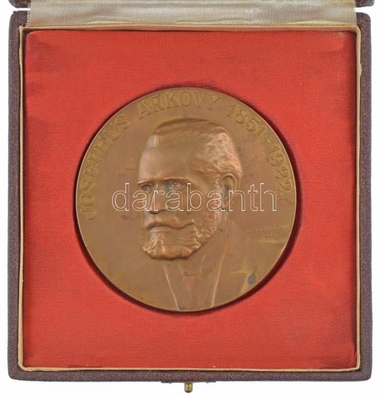 Vastagh László (1902-1972) 1929. 'Josephus Árkövy 1851-1922' egyoldalas bronz emlékérem kissé megviselt tokban (77mm) T:1- patina, kis karc - Image 2