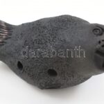 Fóka formájú agyag síp, jelzett, kopásnyommal, h: 6,5 cm