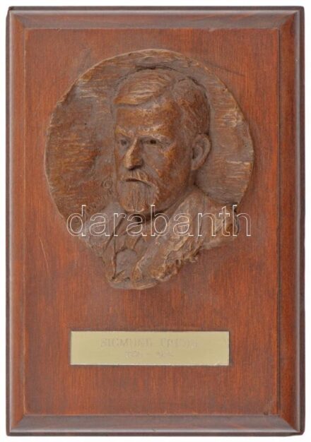 Ausztria (?) DN 'Sigmund Freud 1856-1939' egyoldalas fa plakett, fa talapzatra applikálva, kiolvashatatlan szignóval (plakett:~80x90mm, talapzat:177x125mm) T:2 Austria (?) ND 'Sigmund Freud 1856-1939' one-sided wooden plaque, applied to a