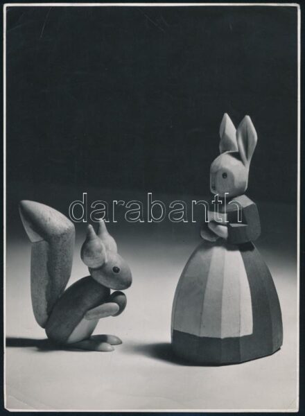 1937 Hans Behm: Mókus és nyúl a berlini Küster-Perry műhelyből. Hátoldalán pecséttel jelzett, feliratozott sajtófotó (megjelent az Uj Idők c. lapban), kis saroktöréssel, 24x17,5 cm