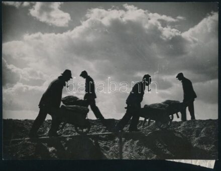 Szendrő István (1908-2000): Kubikosok, 1939.X.15. Hátoldalán jelzett, feliratozott vintage fotó, 23,5x17 cm
