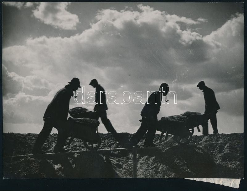 Szendrő István (1908-2000): Kubikosok, 1939.X.15. Hátoldalán jelzett, feliratozott vintage fotó, 23,5x17 cm