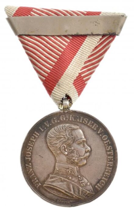 ~1870. 'Ferenc József I. osztályú Ezüst Vitézségi Érem' peremén jelzett Ag kitüntetés mellszalagon, ismétlőpánttal. Szign.:Leisek T:2 ph., karc. Hungary ~1870. 'Silver Gallantry Medal, 1st Class' Ag decoration, hallmarked on the