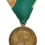 1887. 'Kolozsvár / Hódolat a magyar királynak 1887 szept. 22-24' bronz emlékérem füllel, zöld-fehér mellszalagon (32mm) T:2 karc, ph.