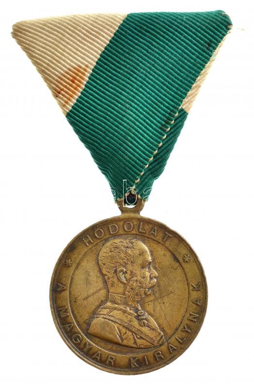 1887. 'Kolozsvár / Hódolat a magyar királynak 1887 szept. 22-24' bronz emlékérem füllel, zöld-fehér mellszalagon (32mm) T:2 karc, ph.